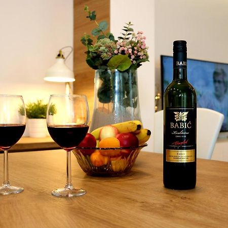 Apartments Tona Жаборич Екстериор снимка